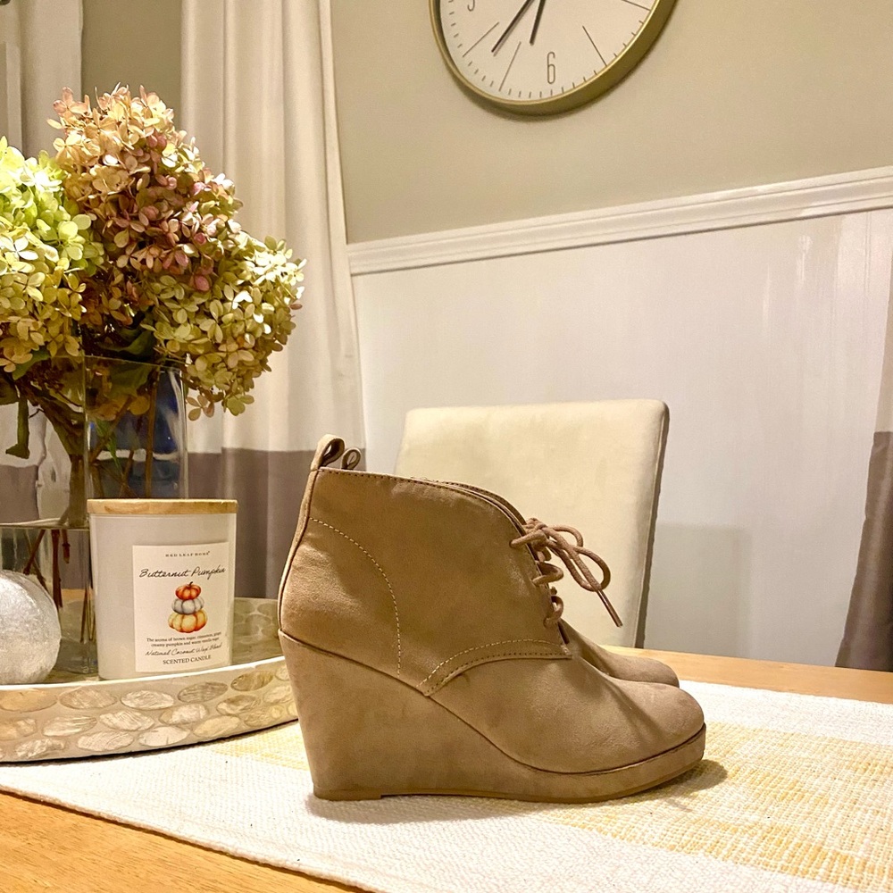 Dolce Vita tie Wedge Booties in Taupe